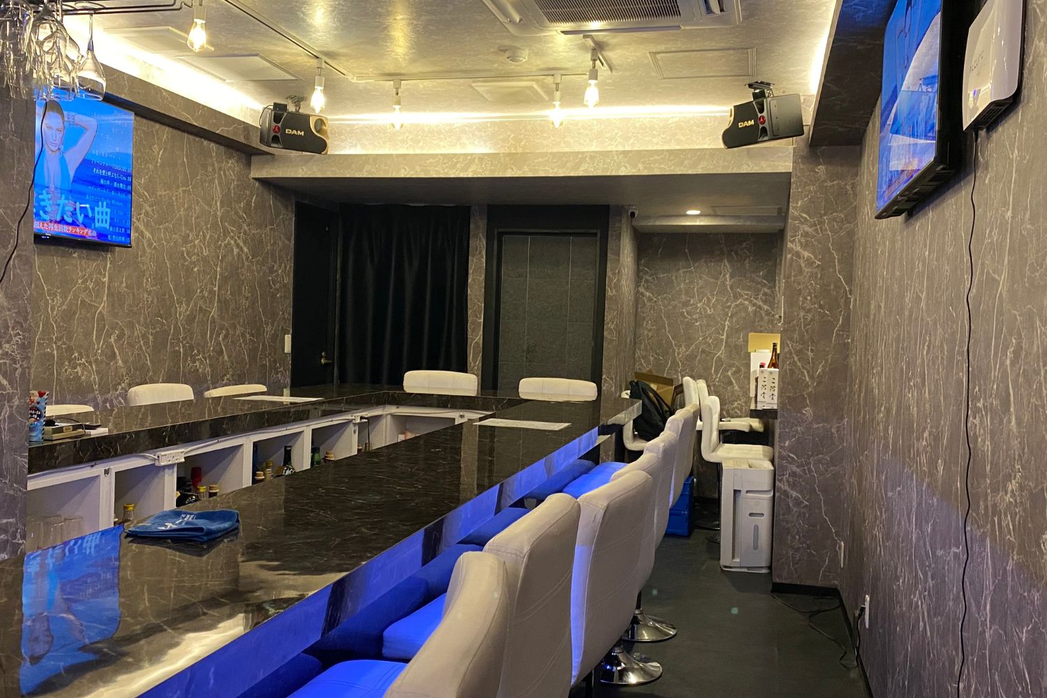 Snack Bar Story 西新宿五丁目店 店内